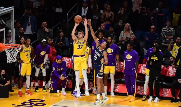 神射关键三分改变比赛走向 2连胜！湖人立命靠防守