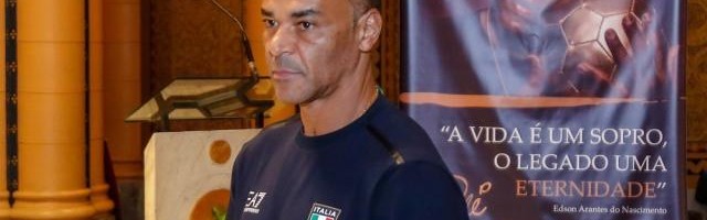 腾讯体育快讯频道-没赶上贝利遗体告别却送别迪纳米特 为卡福点赞！